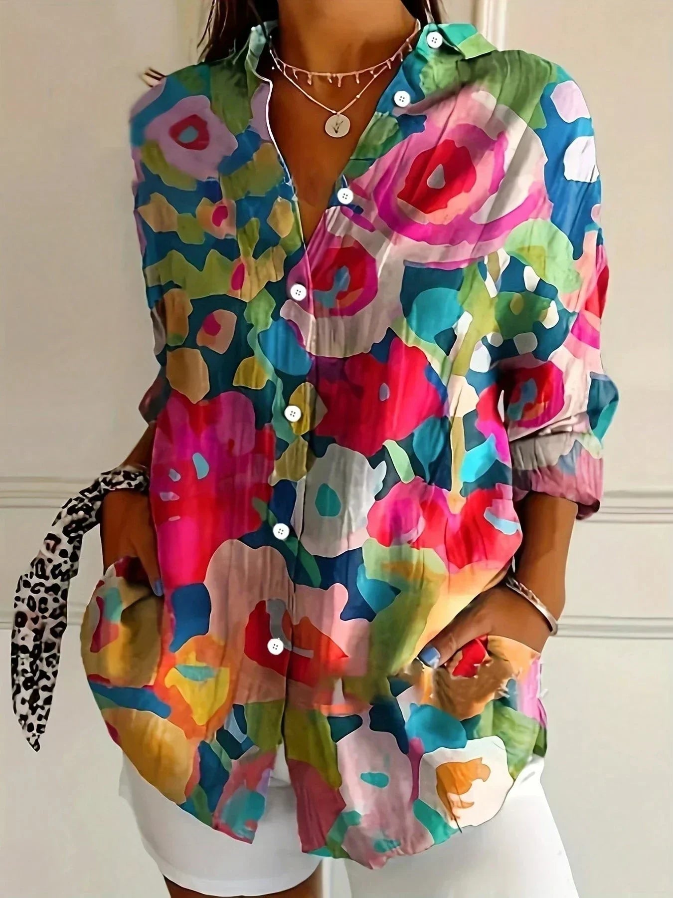 Astrid™ | Kleurrijke blouse met knopen – Lichte stof & snel uitverkocht