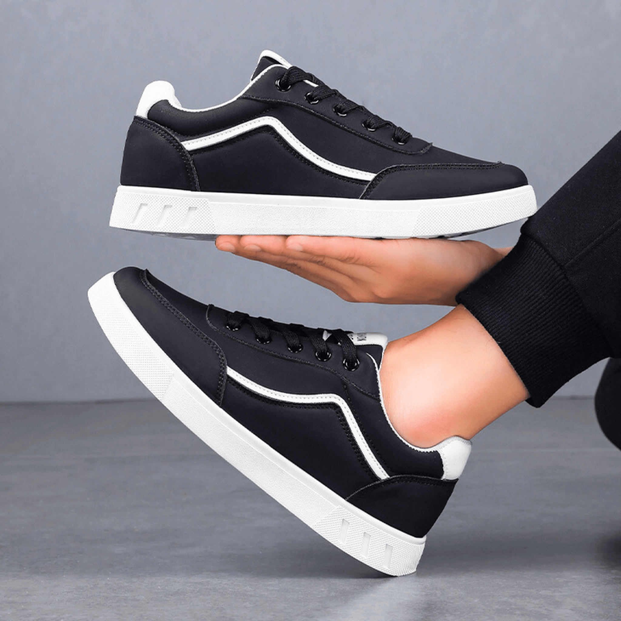 De Caspian Sneaker