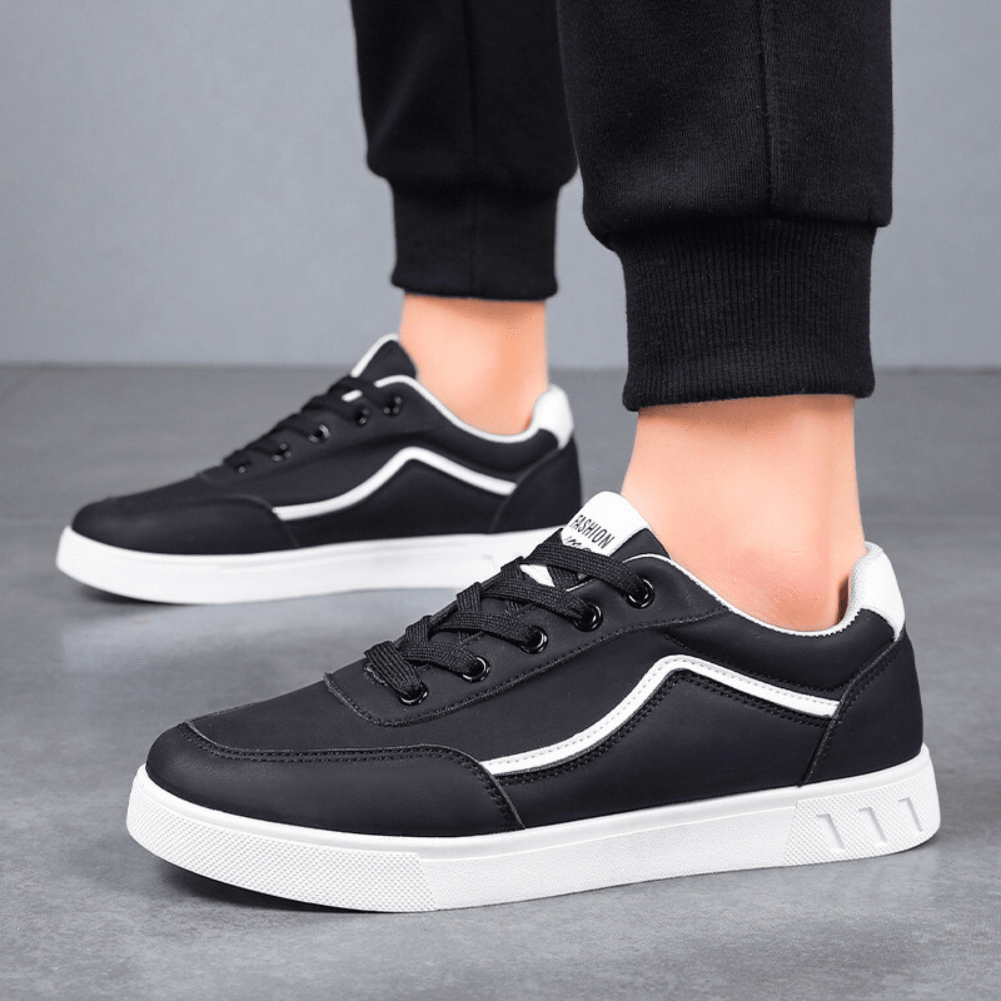 De Caspian Sneaker