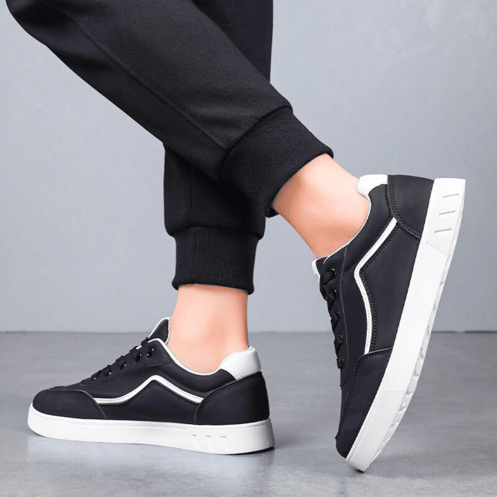 De Caspian Sneaker
