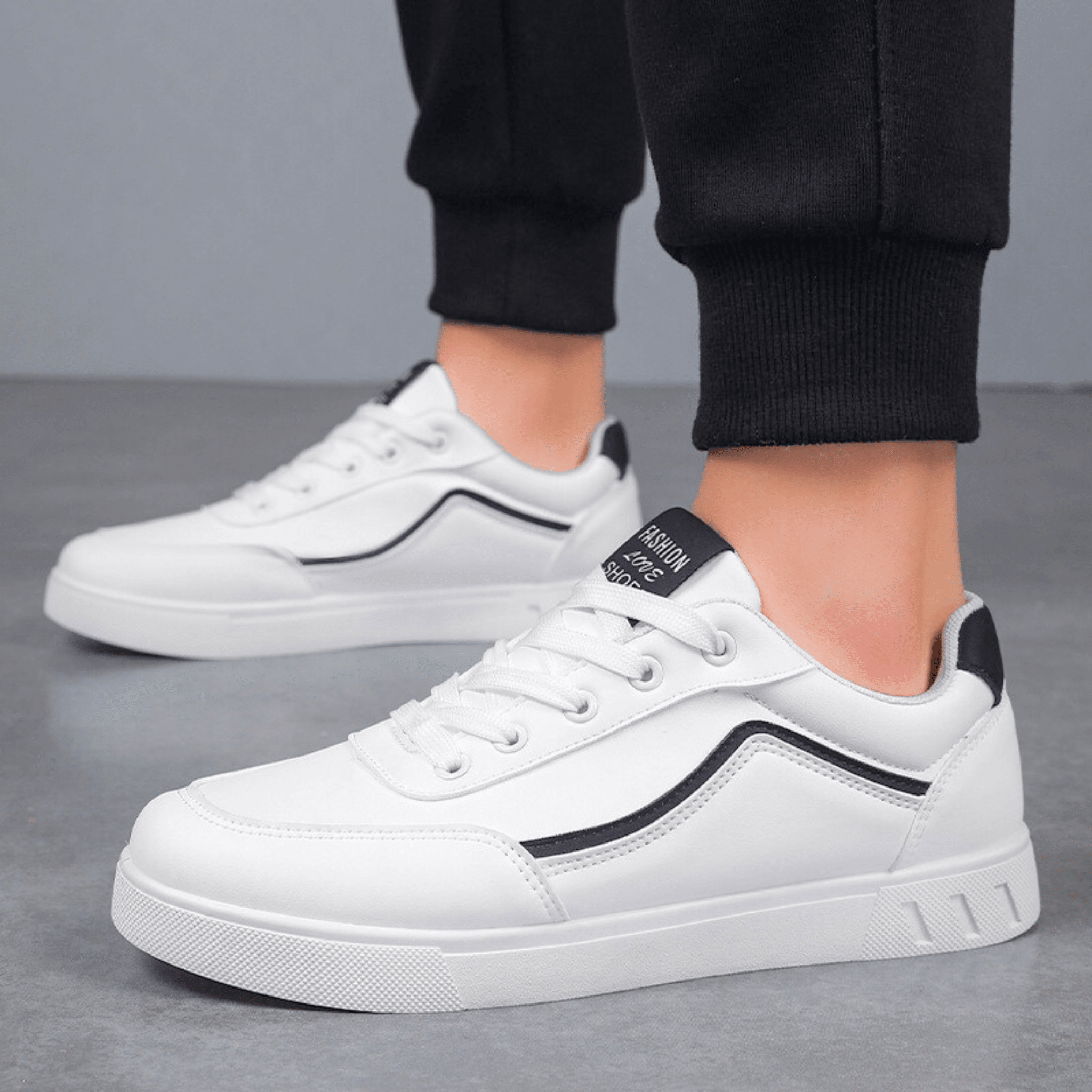 De Caspian Sneaker