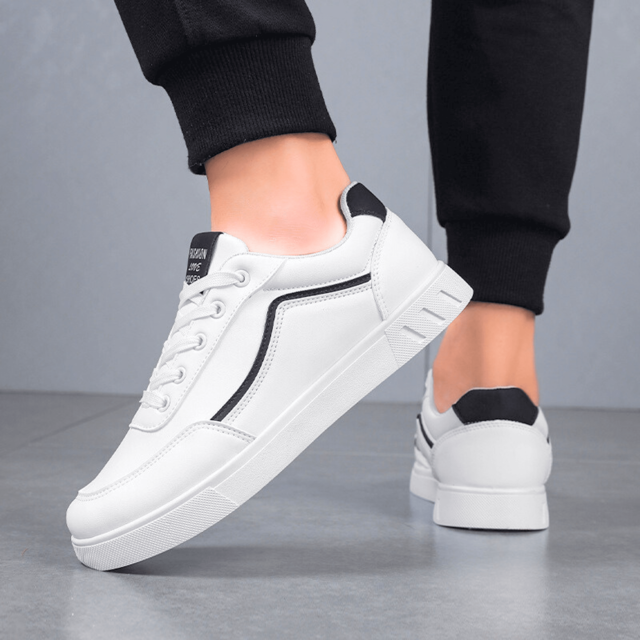 De Caspian Sneaker