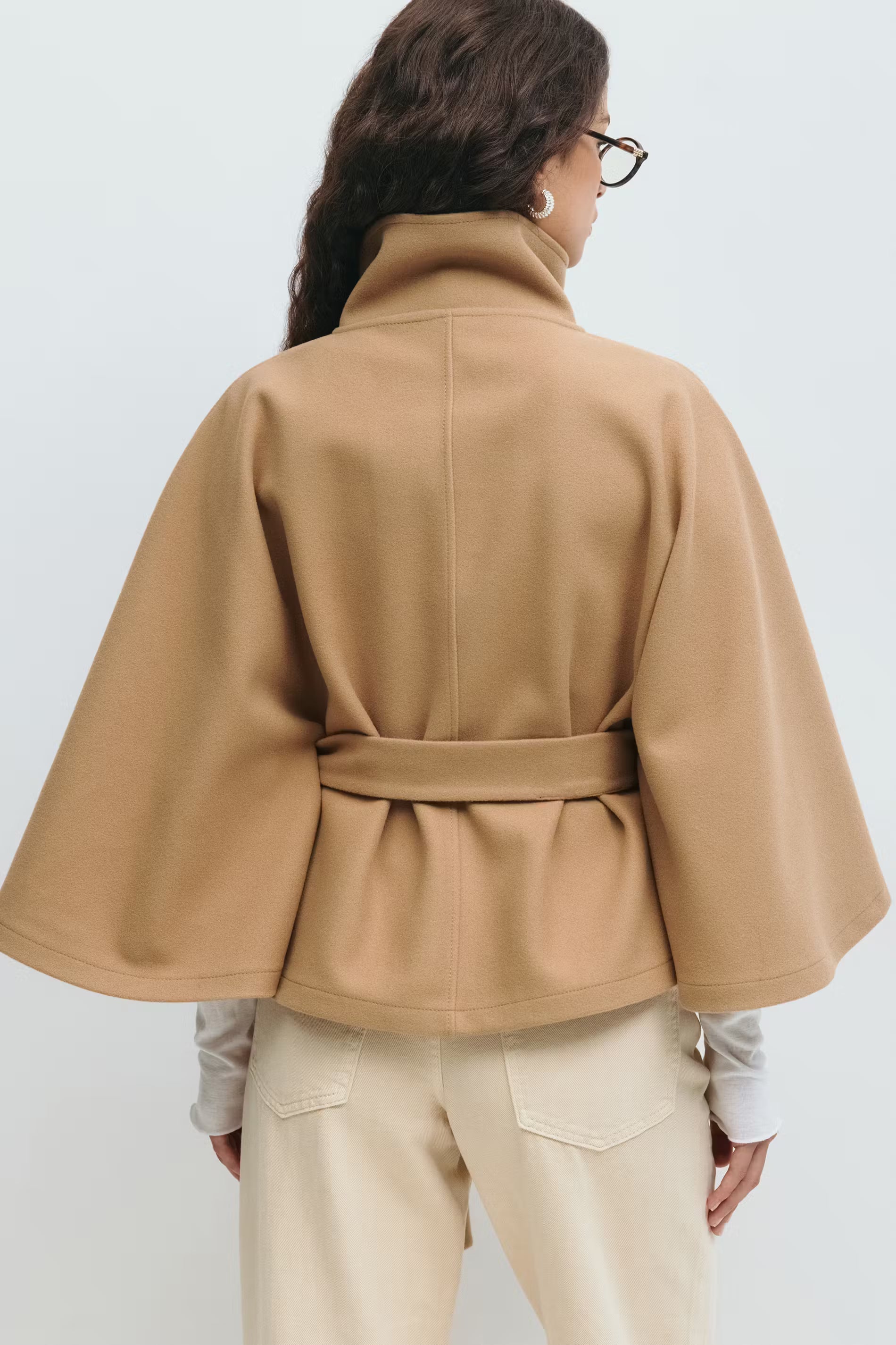 Loreza Capejas | Elegante Damesjas met Ceintuur & Hoge Kraag