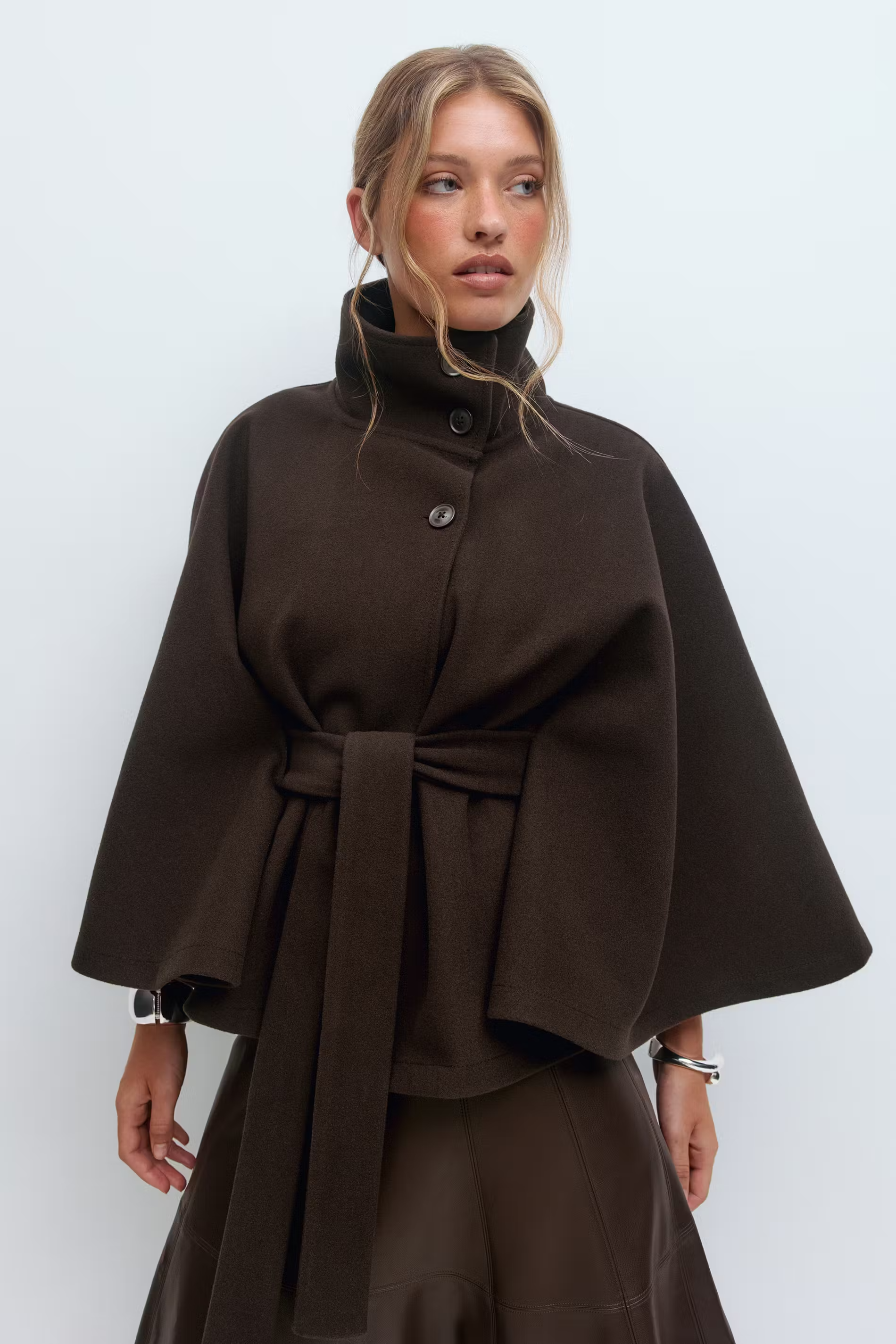 Loreza Capejas | Elegante Damesjas met Ceintuur & Hoge Kraag