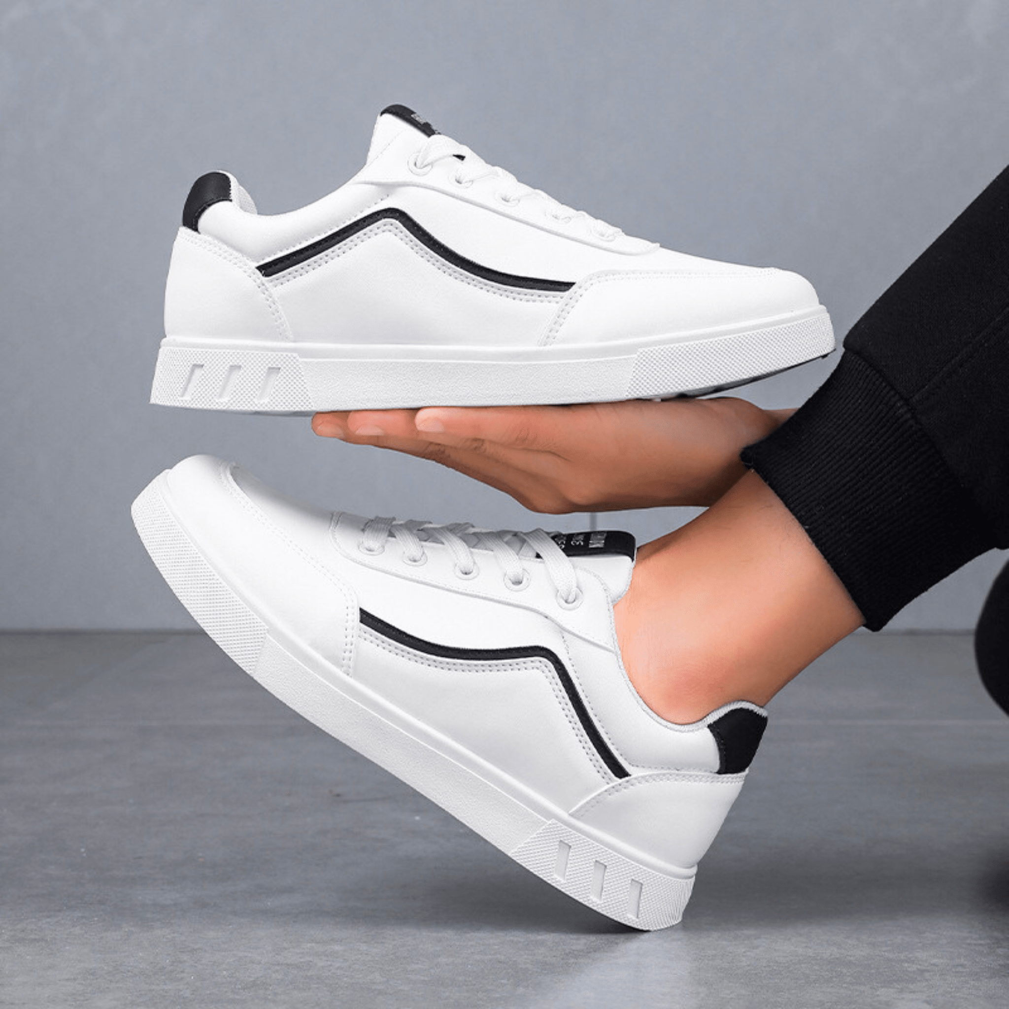 De Caspian Sneaker